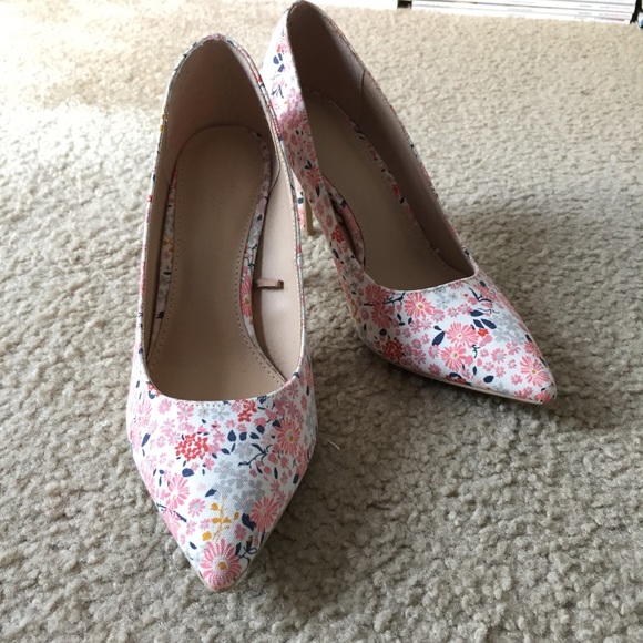 Old Navy Floral Pump - Picture 4 of 5